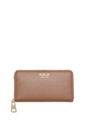 Cartera de cuero marrón texturizado con tirador de cremallera dorado, nombre de la marca REPLAY y texto "Since 1981" en la parte delantera.