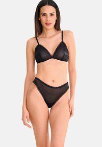 Ensemble de lingerie noire comprenant un soutien-gorge triangle et une culotte taille haute. Fabriqué en filet transparent avec des bordures froncées et des bretelles fines.