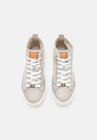 Šedé vysok�é tenisky se bílými tkaničkami, texturovanou látkou a světle hnědými akcenty. Obsahují logo na jazyku a gumové podrážky.