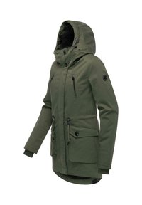 Parka impermeabile verde con cappuccio, dotata di tasche con zip, vita regolabile con cordino e polsini a costine. Fodera interna morbida.