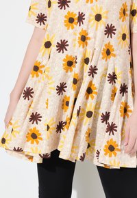 Ausgestelltes Kleid aus beigem Stoff mit floralem Muster, das gelbe, orange und burgunderfarbene Gänseblümchen zeigt. Mit kurzen Ärmeln und lockerer Passform.