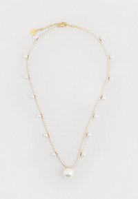 Collana in tono dorato con due catene sovrapposte: una decorata con brillanti strass e l'altra con piccole perle bianche distribuite uniformemente, oltre a una goccia di perla più grande.