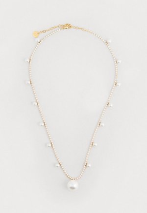Collana in tono dorato con due catene sovrapposte: una decorata con brillanti strass e l'altra con piccole perle bianche distribuite uniformemente, oltre a una goccia di perla più grande.