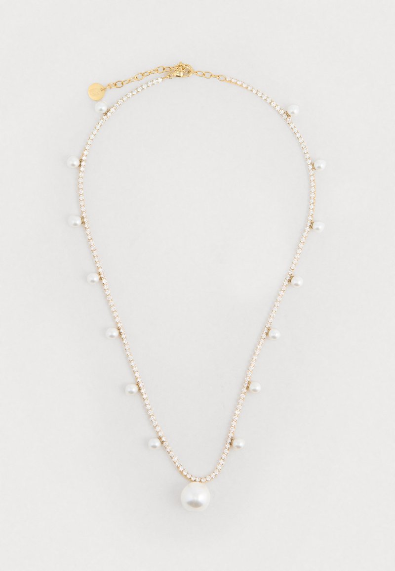 Collana in tono dorato con due catene sovrapposte: una decorata con brillanti strass e l'altra con piccole perle bianche distribuite uniformemente, oltre a una goccia di perla più grande.