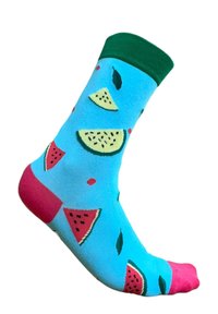 Calcetines de algodón con un fondo azul brillante y patrones de rodajas de sandía en rojo y verde. El puño es verde y la puntera es rosa.