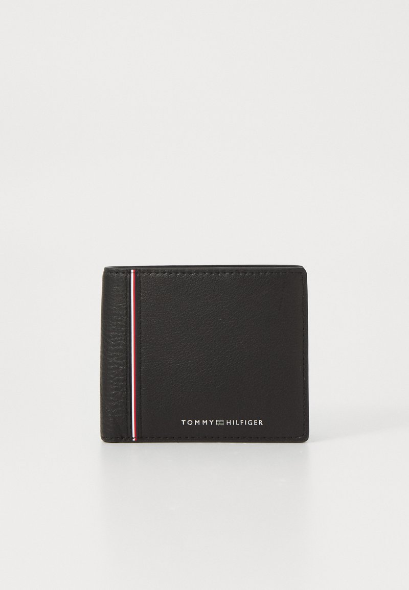 Zwarte leren portemonnee met een horizontaal ontwerp. Heeft een witte, rode en blauwe gestreepte accent en het "TOMMY HILFIGER" logo in zilver.