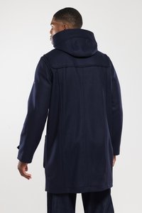 Cappotto di lana blu navy con colletto alto e cappuccio, dotato di taglio dritto e tasche laterali, caratterizzato da una superficie liscia e testurizzata.