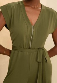 Love & Roses ZIP DETAIL WIDE LEG - Pajac - khaki green