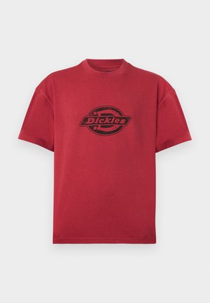 Rotes T-Shirt mit kurzen Ärmeln und Rundhalsausschnitt, mit schwarzem "Dickies"-Logo in der Mitte vorne bedruckt.