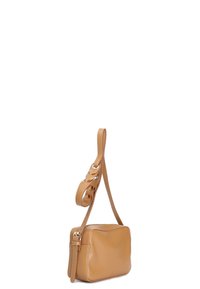 Brun läderaxelväska med rektangulär form, slät textur och en snodd detalj på remmen. Har silverfärgade hårdvaruaccenter.