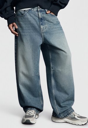 Bershka, WITH BACK BUCKLE - NEO BARREL JEANS - Jean coupe décontractée - light blue