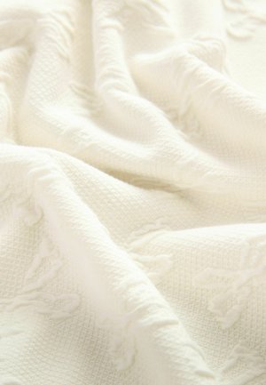 Bela teksturirana tkanina z rahlo tkano strukturo, ki prikazuje mehak, gubast videz. Lahka in vsestranska za različne uporabe.