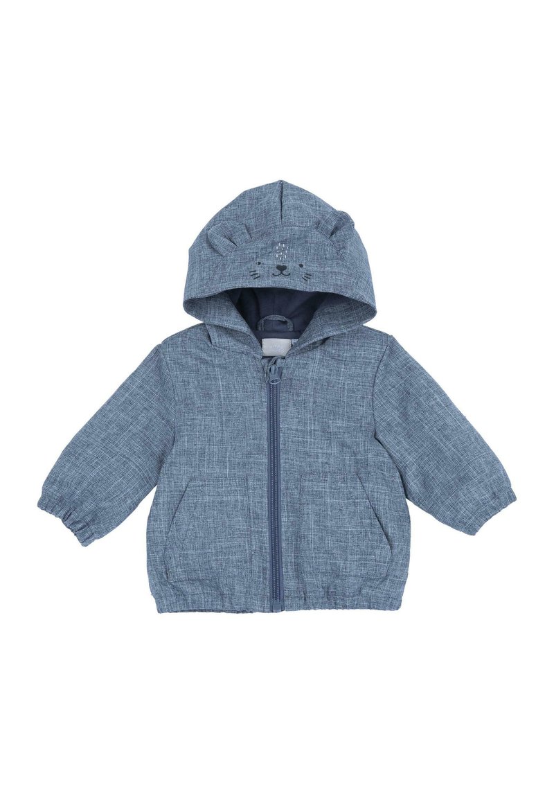 Chaqueta azul con una tela texturizada, que presenta una capucha con detalles de cara de oso, cremallera frontal y bolsillos laterales.