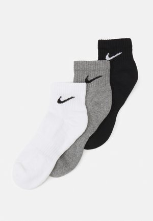 Conjunto de meias de algodão em branco, cinza e preto. Cada par apresenta um punho canelado e um logo em bordado em cor contrastante.