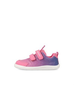 Zapatilla infantil en degradado rosa y morado con dos tiras rosas de velcro y suela blanca, diseñada para un cierre fácil.