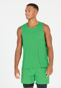 Groene mouwloze sporttop van een gestructureerde stof, met een ronde halslijn en subtiele horizontale strepen op de borst.