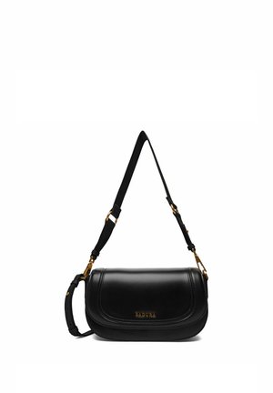 Bolso bandolera de cuero negro con herrajes dorados, solapa curva, correa ajustable y logo "BADURA" grabado en el centro frontal.
