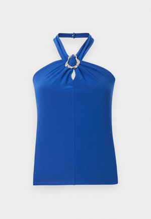 Blauwe haltertop met gedraaide bandjes en een zilveren ovale ringdetail bij de halslijn, gemaakt van gladde stof.