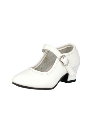 Zapato Mary Jane de charol blanco con punta afilada, pequeño tacón negro y correa ajustable con una hebilla de plata.
