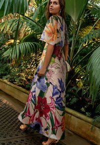 Next KEW COLLECTION V-NECK SHORT SLEEVE - REGULAR FIT - Maxi ruha - pastel pink floral