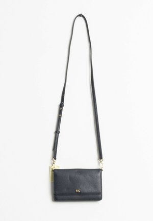 Czarna skórzana torebka na ramię z regulowanym paskiem, złotym okuciem i małym logo "MK" na przedniej klapie.