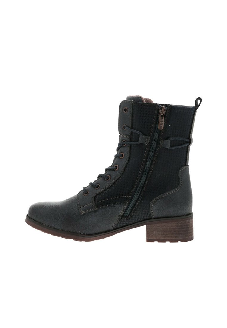 Bottine en cuir noir texturé avec fermeture éclair sur le côté, devant à lacets et un talon bloc brun. Comprend un col rembourré et des détails de couture.