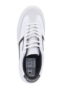 Adidași albi din piele și suede, cu detalii perforate, accente negre, șireturi albe plate și eticheta de mărime în interior.