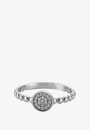 Bague en argent avec un dessus circulaire orné de petites pierres claires serties dans un métal texturé, entourée d'un anneau à perles.