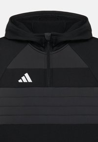 Sweat à fermeture éclair noir avec capuche, panneaux texturés et logo blanc sur la poitrine. Fabriqué dans un matériau lisse avec une coupe ajustée.