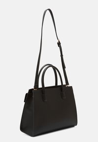 Borsa a tracolla nera in materiale sintetico con due manici superiori e una tracolla removibile. Texture liscia, forma rettangolare, design minimalista. Accenti in hardware dorato.