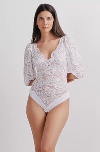 Witte bloemenkant bodysuit met poffende mouwen, V-hals en een effen witte onderkant. Bevat ingewikkelde bloemenpatronen en een fitted silhouet.