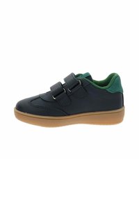 Scarpe in pelle nera con accenti in tessuto verde, caratterizzate da due cinghie regolabili e una suola in gomma, progettate per il comfort e la facilità d'uso.
