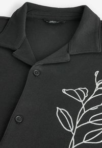 Next TEXTURED SHORT SLEEVE - Skjorter - black white print