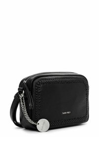 Borsa a tracolla nera in pelle con rifiniture intrecciate, chiusura con zip e dettaglio in catena argentata. Presenta un'etichetta con logo e forma rettangolare.