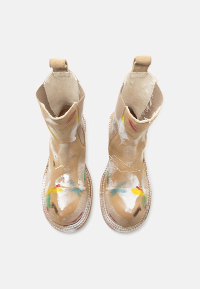 Ταμπά μποτάκια αστραγάλου από σουέντ με πιτσιλιές μπογιάς σε λευκό, κίτρινο, κόκκινο, πράσινο και μπλε, με θηλιές έλξης και ανθεκτικές ραμμένες σόλες.