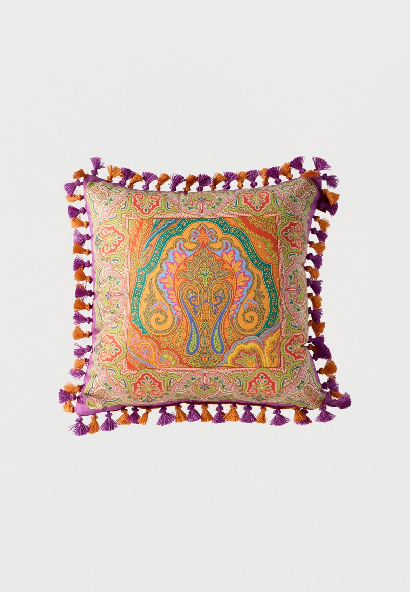 Coussin décoratif carré avec un motif cachemire complexe orange, violet et vert, accompagné de pompons violets et orange alternés sur les bords.