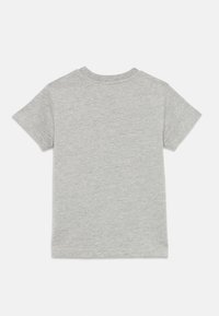 Camiseta gris de manga corta hecha de una suave mezcla de algodón. Presenta un clásico cuello redondo y una textura lisa y uniforme. Diseño simple y minimalista.