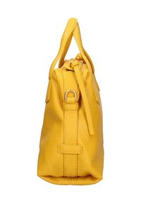 Sac à main en cuir jaune avec une finition texturée, une poignée supérieure et un système de fermeture à cordon; il présente un accent en métal et un fond plat.