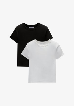 Twee crew-neck t-shirts in zwart en wit, gemaakt van katoen. Ze hebben korte mouwen en een effen kleurontwerp zonder patronen of accenten.