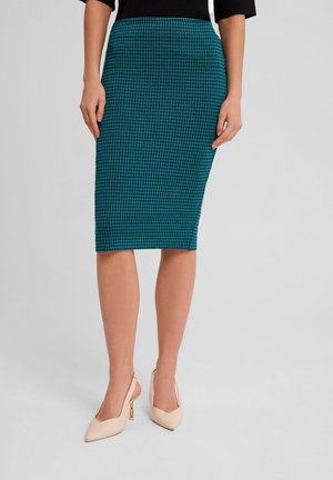 Turkusowa spódnica ołówkowa z teksturowanym wzorem houndstooth, dopasowany krój, wysoki stan, w połączeniu z cielistymi czółenkami na szpic.