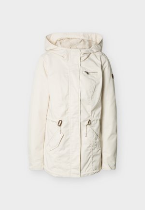 Valkoinen huppari, jossa on edessä vetoketju, kaksi sivutaskua kiristysnyörillä ja yksi vetoketjullinen rintatasku, esillä yksinkertaista taustaa vasten.