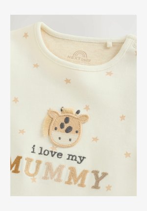 Crème lange mouwen shirt met beige sterren, voorzien van een getextureerde giraffe appliqué en geborduurde tekst "Ik hou van mijn MUMMY" in verschillende kleuren.