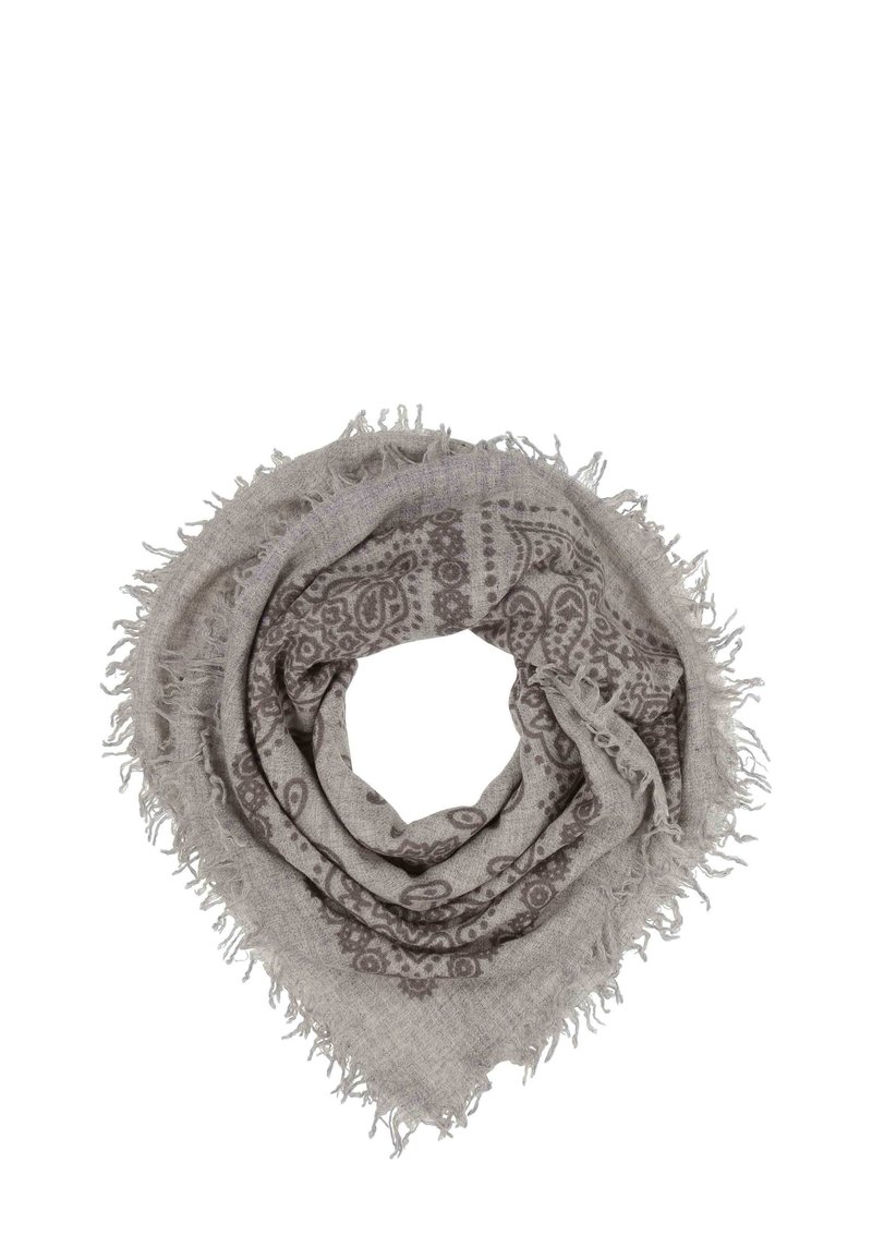 Fular triungal gri cu margini franjurate, având un model paisley subtil într-o nuanță mai închisă. Textură moale, material ușor.