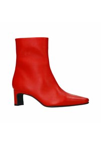 Rote Leder-Stiefelette mit spitzem Zehenbereich, mittelhohem Absatz, glatter Textur und elegantem Design, vor einem weißen Hintergrund.