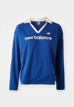 Zils garo piedurkņu sporta krekls ar baltu apkakli, sietiņa tekstūru un "new balance" logo baltā krāsā krūšu daļā.
