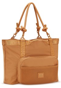 Tan tote-väska med dubbla knuthandtag, märkesvävd kant och en avtagbar framficka med dragkedja och meshdetalj.