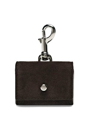 Portachiavi in pelle marrone scuro con gancio metallico argentato e chiusura a pressione. La texture è liscia con cuciture visibili.