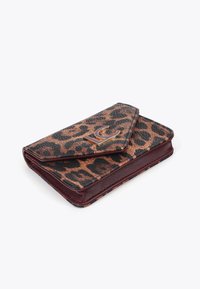 Portafoglio in stampa leopardata realizzato in materiale sintetico texture, con una base bordeaux, patta triangolare e un accento con logo dorato.