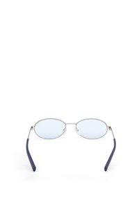 Kulaté sluneční brýle s světle modrými skly, stříbrným kovovým rámem a námořnickými modrými stranami. Obsahují nastavitelná nosní zařízení pro pohodlí.