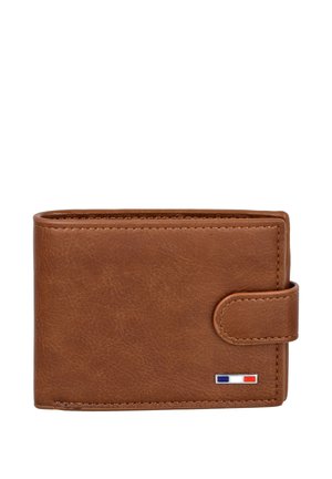 Cartera de cuero marrón con cierre de broche y un pequeño emblema rectangular en azul, blanco y rojo en la esquina inferior derecha.